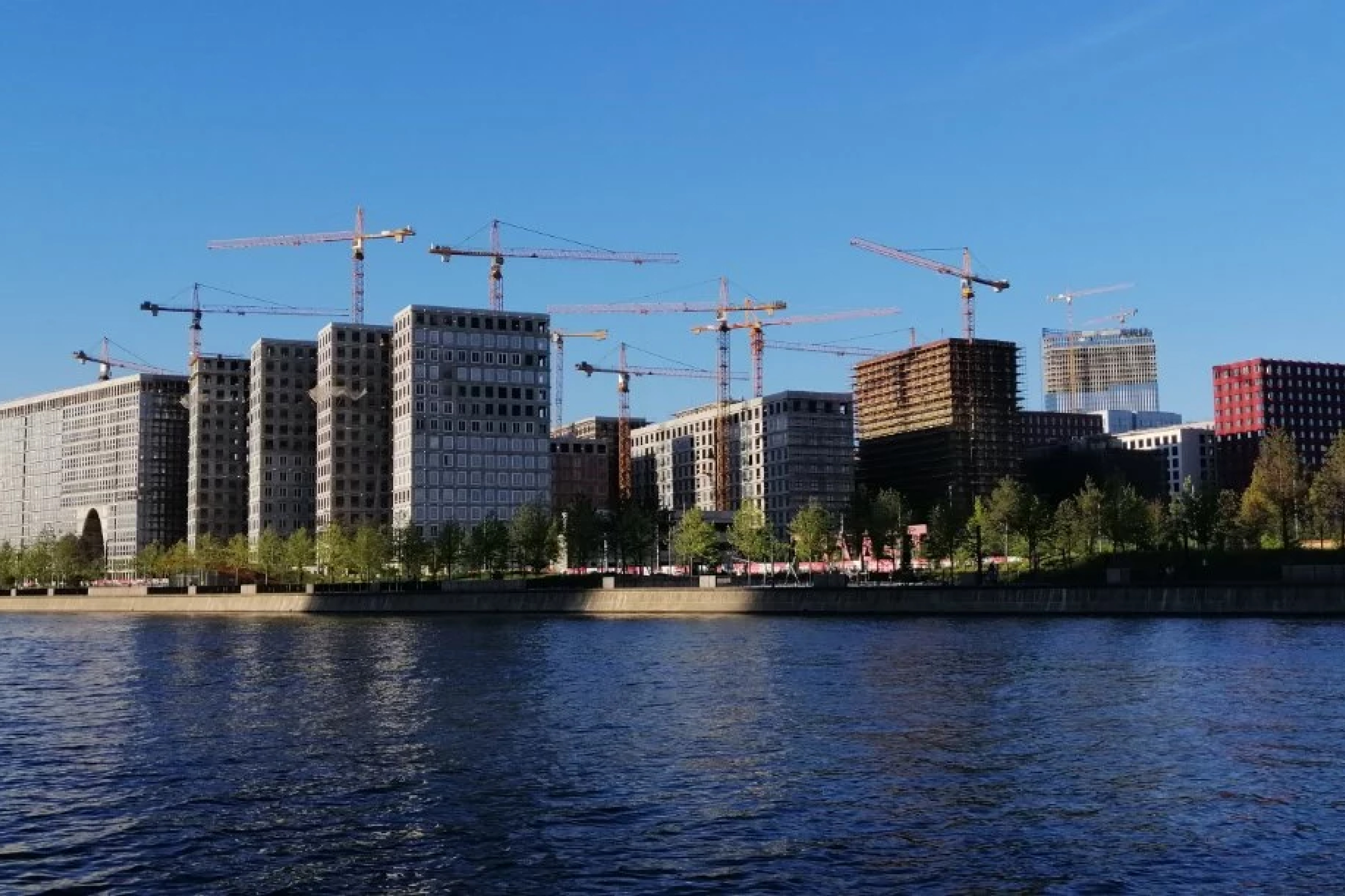 Жить у воды: сколько стоят квадратные метры рядом с водоемами