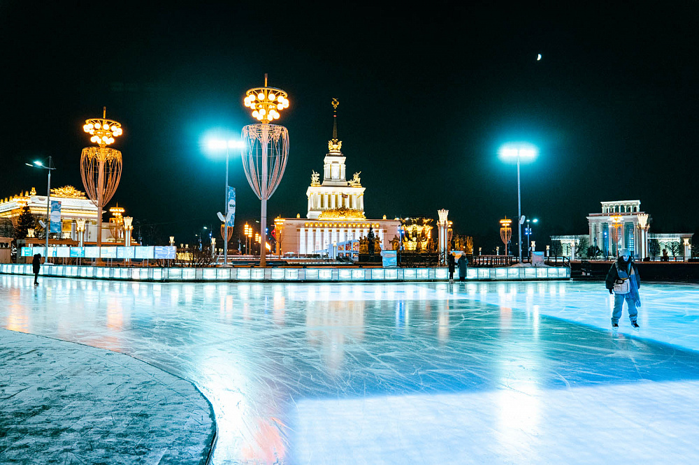 Мастер-классы от олимпийских чемпионов, глинтвейн и кино-встречи. Что ждет посетителей городских катков