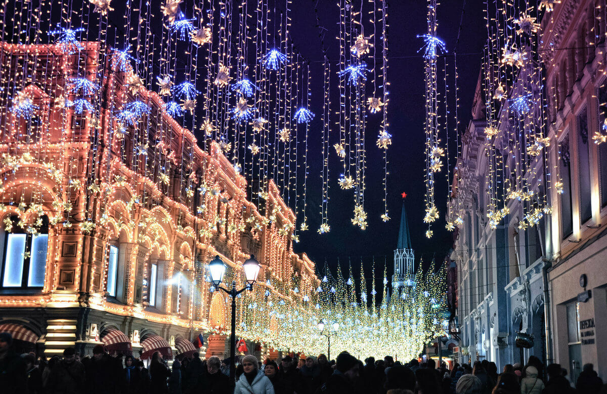 До конца недели в Москве завершат установку елок и праздничной иллюминации