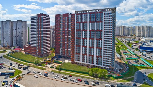 <p>ЖК «Ленинградский» - это визитная карточка г Химки. Три готовых монолитных 25-этажных корпуса сразу заметны при въезде в Москву. Комплекс находится всего в нескольких километрах от МКАД. Дома облицованы керамогранитом, фасады выполнены в кофейных и терракотовых тонах с яркими оранжевыми и белыми акцентами. Необычная цветовая гамма, подчеркивает исключительность проекта, который смотрится невероятно торжественно на фоне простых соседних зданий. Авторы проекта решили подчеркнуть уникальность комплекса и за счёт необычной декоративной подсветки.</p>