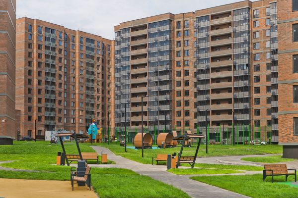 <p>ЖК &laquo;Космос&raquo; &ndash; новое место для жизни, в котором сочетаются отличная экология, удобное расположение, стильная архитектура и удобные планировки.</p><p>ЖК &laquo;Космос&raquo; расположен в микрорайоне Авиационный (Домодедово), в 24 километрах от МКАД по Каширскому шоссе.</p><p>Проект состоит из 7 корпусов высотой 12 этажей. Дома полностью построены и поставлены на кадастровый учет. На первых этажах домов запланировано открытие необходимых для жителей объектов торговой и социальной инфраструктуры, в том числе магазинов, кафе, медицинского центра. В микрорайоне Авиационный также есть всё необходимое для комфортной жизни &ndash; здесь находятся детские сады, школы, высшие учебные заведения, магазины, поликлиники и медицинские центры, спортивный клуб, ТЦ &laquo;Торговый город&raquo;. Помимо этого, жители ЖК &laquo;Космос&raquo; смогут пользоваться развитой инфраструктурой г.о. Домодедово &ndash; до него можно добраться за 20 минут на автомобиле или электричке.</p> <p>Одна из особенностей ЖК &laquo;Космос&raquo; &ndash; отличное экологическое состояние локации. В 10 минутах ходьбы от комплекса находится благоустроенный парк &laquo;Взлёт&raquo; с красивым прудом Лесным, здесь планируется дальнейшее благоустройство территории. Рядом с &laquo;Космосом&raquo;, на площади Гагарина, будут проходить городские мероприятия.<br><br>Проект отличается удобной транспортной доступностью &ndash; до МКАД можно добраться за 20-25 минут. Около жилого комплекса находятся остановки общественного транспорта, в пешей доступности &ndash; ж/д станция &laquo;Авиационная&raquo; Павелецкого направления.<br><br>На придомовой территории ЖК &laquo;Космос&raquo; предусмотрено устройство парковочных мест численностью 544 машино-места, в том числе для маломобильных групп населения.</p>