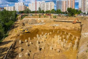 Разработка котлована, заливка фундамента