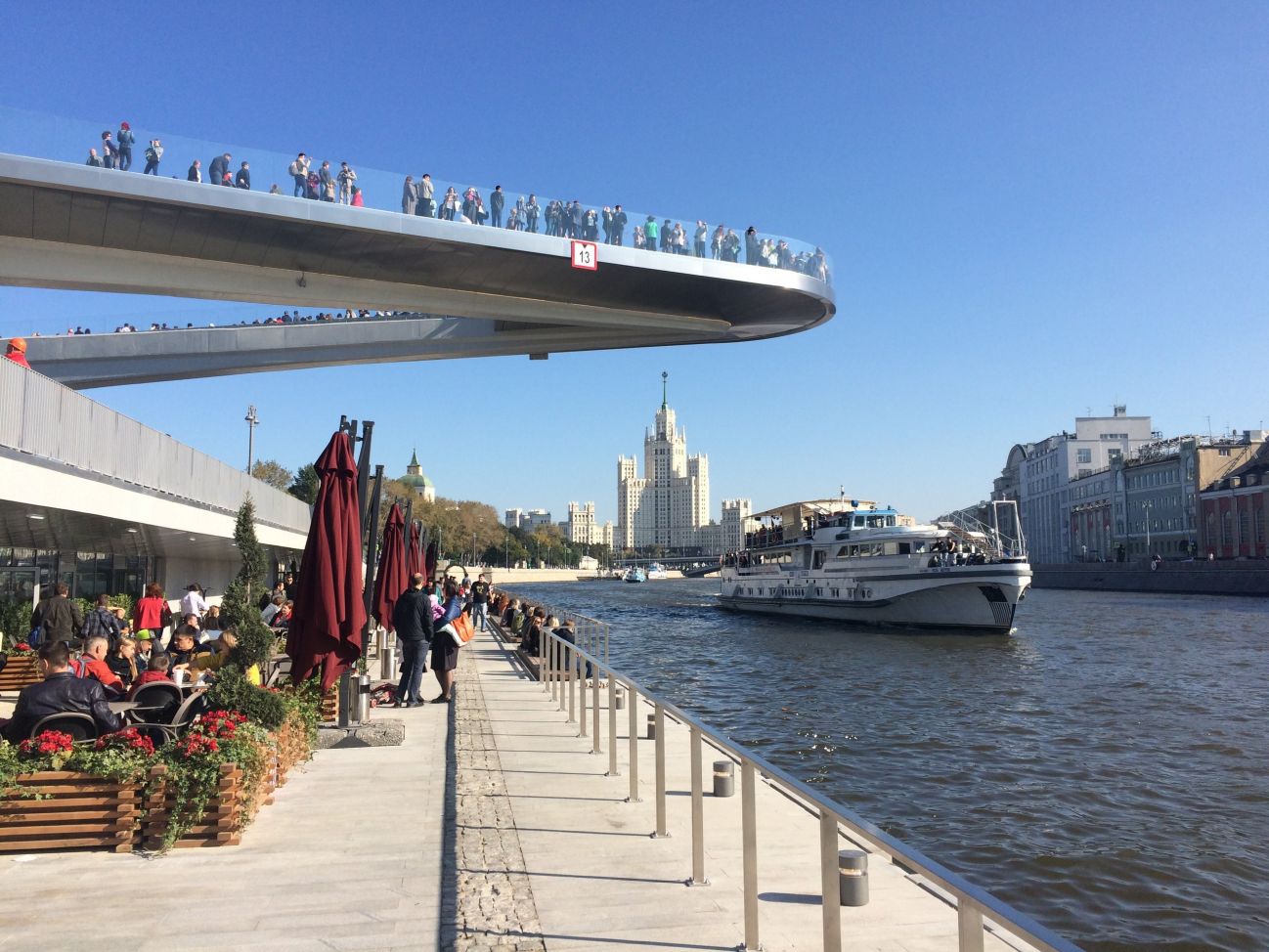 Причал зарядье москва москворецкая набережная отзывы. Причал Зарядье. Морской причал Зарядье Москва. Парящий мост набережная. Парящий мост благоустройство набережной.