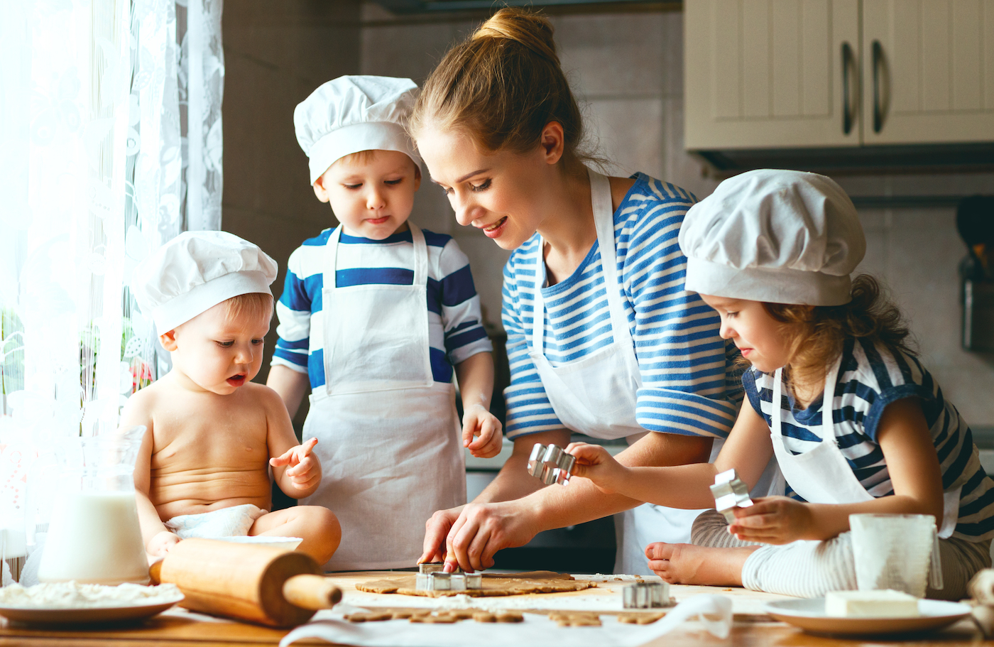 Приготовление еды детьми. Готовка вместе с детьми. Готовим для детей. Семья готовит. Кулинария для малышей.