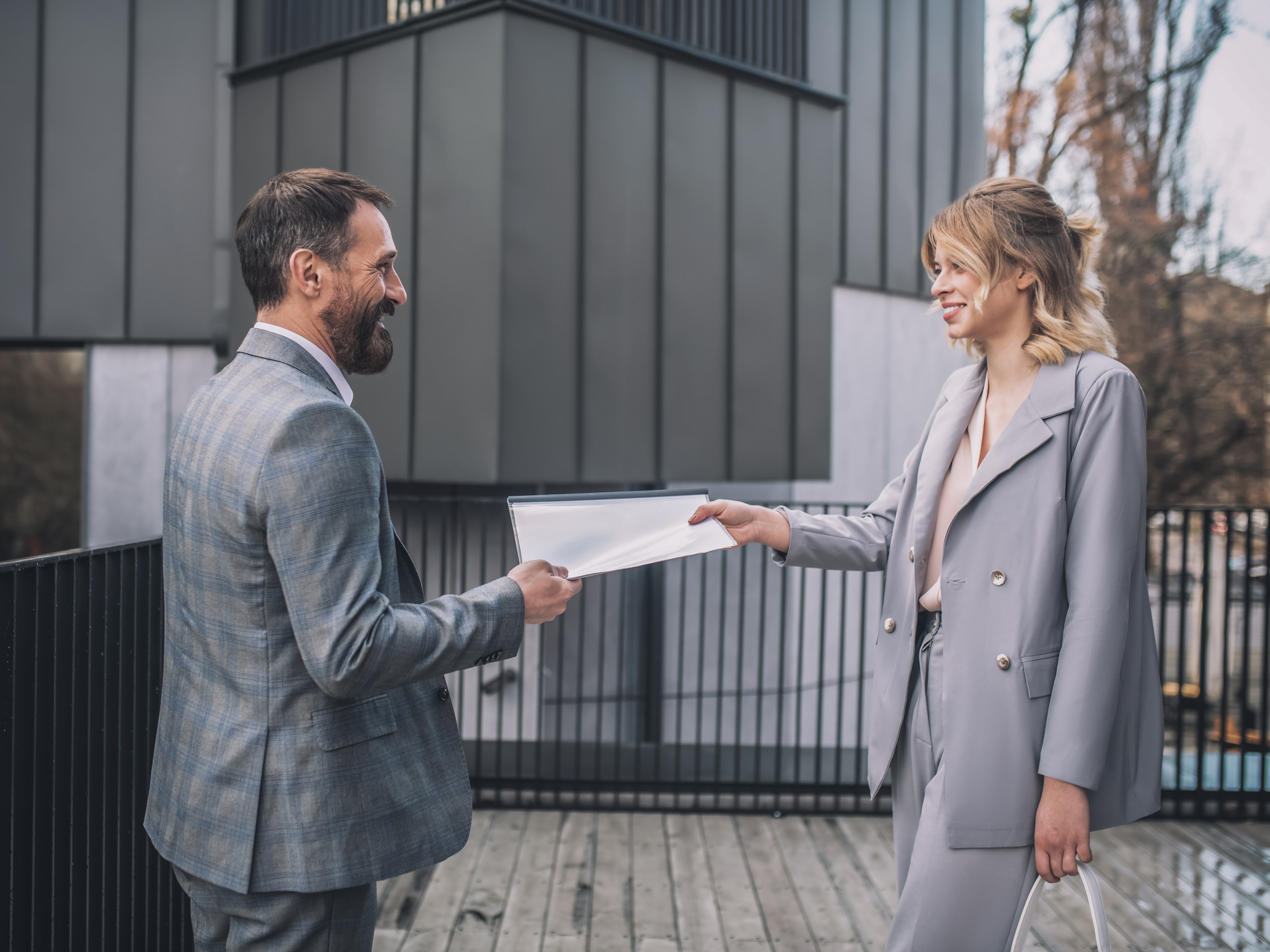 Покупка квартиры по переуступке: плюсы, минусы, важные нюансы от эксперта