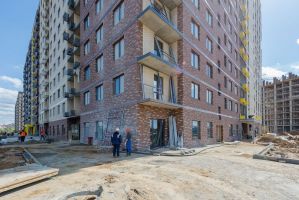 Корпус 1: остекление, благоустройство