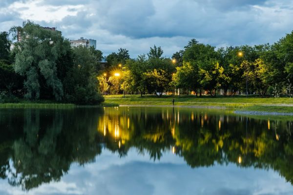 Расположение в парке у воды