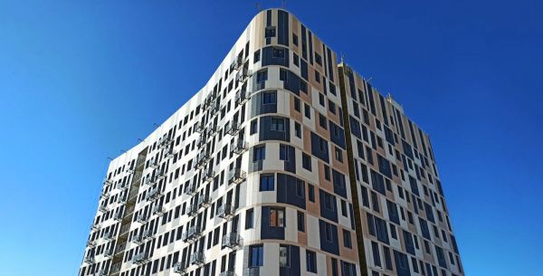 <p><strong>Nord</strong> – современный готовый комплекс апартаментов с собственной системой безопасности, передовыми инженерными коммуникациями и гостевым наземным паркингом. Первые этажи займут торговые площади, аптечный пункт, химчистка, продуктовый магазин, фитнес-зал и салон красоты.</p> <p>Комплекс представляет собой 11-ти этажное здание, в котором представлены апартаменты с панорамным остеклением. Оптимальные планировочные решения позволяют объединить сразу несколько апартаментов и значительно увеличить площадь.</p><p>Удачное расположение объекта обусловлено близостью к метро и развитой инфраструктурой района, в которую входят школы, детские сады, спортивные комплексы, а также множество кафе, ресторанов и досуговых мест. </p><p>Совсем рядом находится гипермаркет «METRO Cash&Carry», центр оптовой торговли «Бухта», «Леруа Мерлен», «Декатлон», ТРЦ «Весна». В сетевых супермаркетах «Мираторг», «О’кей» жители всегда смогут приобрести свежие продукты. Совсем рядом располагается большой торговый центр «РИО» на Дмитровском шоссе, где помимо множества бутиков, кафе и ресторанов открыт многозальный кинотеатр «Синема Стар», а также самый большой океанариум в Москве. Также в шаговой доступности от комплекса организованы две автостоянки общей вместимостью 600 машиномест.</p><p>Объект граничит сразу с тремя природными зонами – Долгопрудненским, Хлебниковским и Клязьминским лесопарками. Поблизости проходит река Клязьма, водоканал им. Москвы и Пироговское водохранилище.</p>