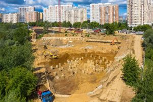 Разработка котлована, заливка фундамента