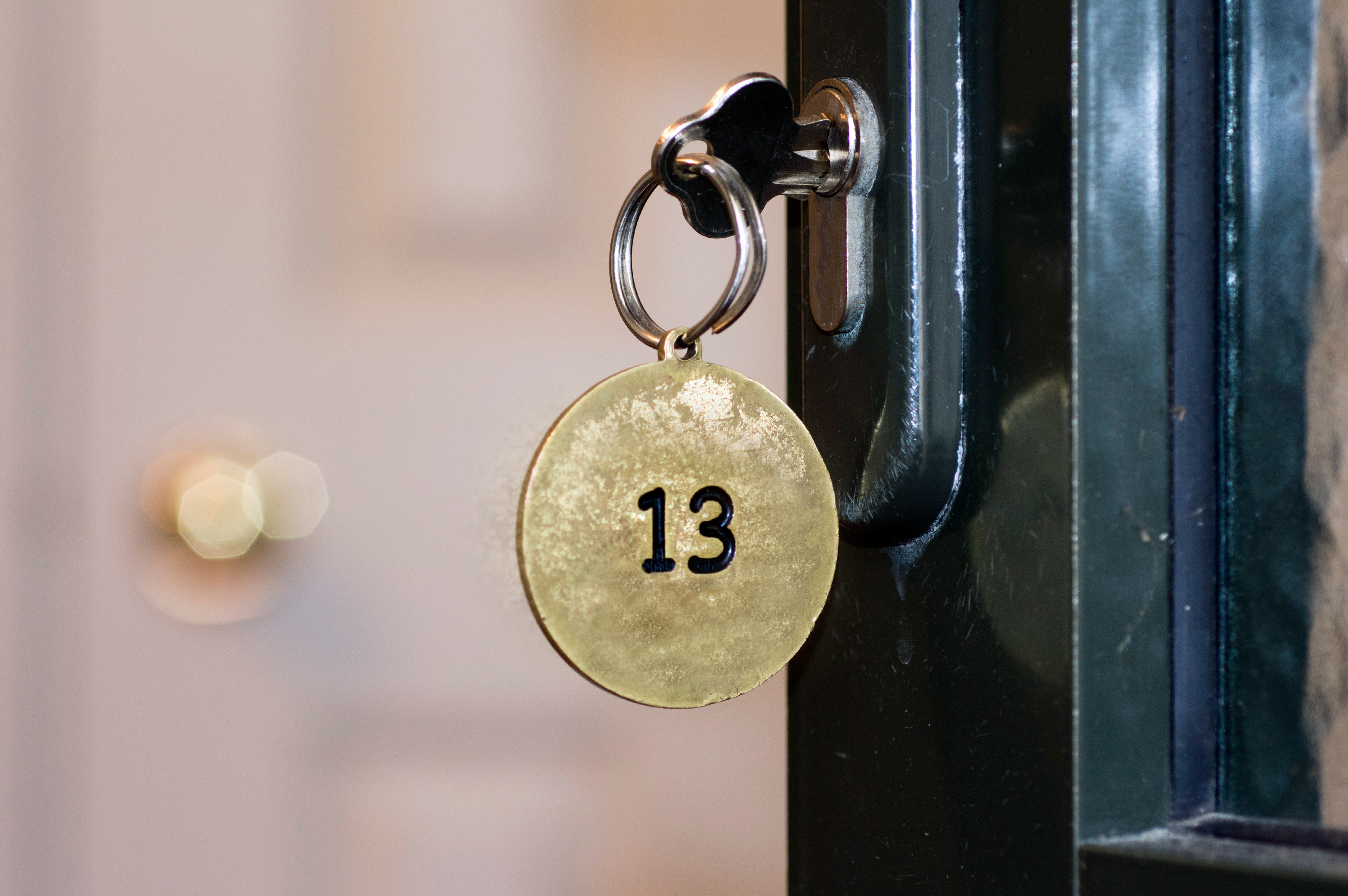 13 суеверия. Дверь с цифрой 13. Номер на дверь. Квартира номер 13. Квартирная дверь с номером 13.