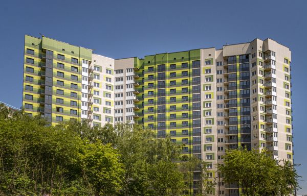 <p>ЖК «Три квартала» - семейный жилой комплекс в 3-х минутах от МКАД и 5-ти минутах езды от м. Домодедовская. Современный микрорайон с собственной торговой и спортивной инфраструктурой, набережной, отличной экологией и продуманными планировками. </p> <p>Всего на территории комплекса построят 11 монолитных семнадцатиэтажных корпусов, которые образуют три стильных квартала: «Лесной», «Водный» и «Городской». Каждый из них индивидуален и включает в себя все необходимое для жизни, при этом не выбивается из общей архитектурной концепции.</p><p><strong>«Лесной квартал»</strong> граничит с лесопарковой зоной, что дает массу преимуществ. В благоустройстве дворов будут использованы только натуральные экологически-чистые материалы.</p><p><strong>«Водный квартал»</strong> располагается прямо на берегу реки Юшунка. Его дома и дворы выполнены в красивом лазурном цвете. Здесь практически во всем преобладает морская тематика: в отделке подъездов, лифтов, подсветке зданий, оформлении детских площадок.</p><p><strong>«Городской квартал»</strong> расположен ближе к Москве, благодаря чему открываются прекрасные панорамные виды на столицу. При этом квартал совсем не теряет в экологичности.</p><p><strong>Развилковскую среднюю школу</strong> с углубленным изучением отдельных предметов по достоинству оценят будущие жильцы комплекса. Это одна из самых современных и крупных школ в Подмосковье.</p>