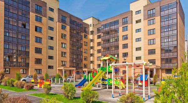 <p>ЖК «Мытищи Lite» – современный комплекс всего в 6 км от МКАД по Осташковскому шоссе. Комплекс полностью построен и идеально подходит для комфортной жизни, его основные преимущества – оптимальное сочетание цены и качества, удобная локация и хорошая экология. На территории «Мытищи Lite» открыты собственный 3-этажный детский садик и муниципальная школа на 600 мест.</p> <p>Жилой комплекс из 12 монолитных корпусов переменной этажности располагается на берегу живописного Пироговского водохранилища, в окружении густого хвойного леса. На выбор покупателей представлен широкий ассортимент жилья: от однокомнатных до трёхкомнатных квартир. В каждой из них предусмотрено наличие застеклённых балконов или лоджий. А благодаря концепции переменной этажности некоторые апартаменты на верхних этажах имеют выход на крышу, где оборудованы просторные террасы.<br><br>Все дома оснащены охранными и диспетчерскими системами, а также двойной системой ограничения доступа во внутренние дворы и подъезд.<br><br>ЖК «Мытищи Lite» отличает близкое расположение к Москве, удобная транспортная сеть, высокий уровень благоустроенности. Отсюда всего за 20 минут можно добраться до Ярославского вокзала в центре Москвы. Каждые 15 минут отправляются скоростные поезда повышенной комфортности от железнодорожной станции «Мытищи».</p>